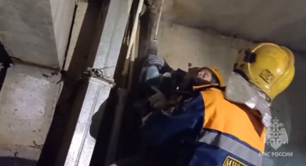 Застрял в шахте: сотрудники МЧС вытащили петербуржца
