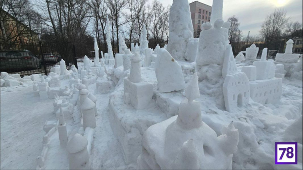 Петербургский дворник построил огромный снежный замок Петербургский дворник построил огромный снежный замок