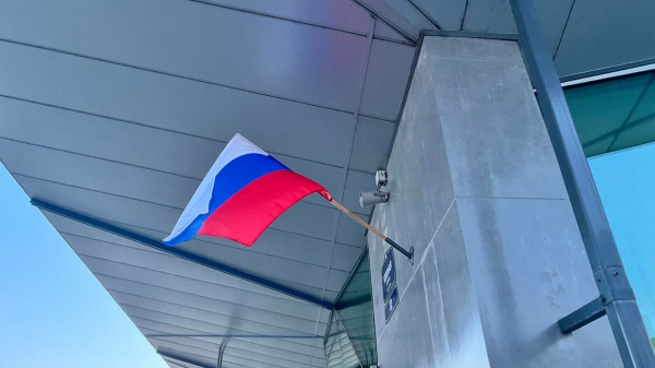 Полиция задержала мужчину, снявшего флаги России и Петербурга со здания судебных участков Полиция задержала мужчину, снявшего флаги России и Петербурга со здания судебных участков