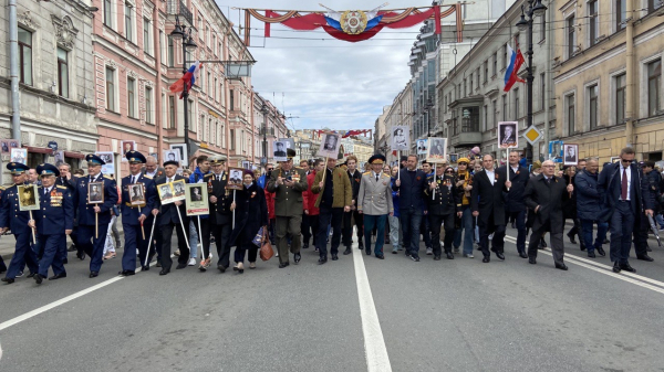 Тысячи петербуржцев присоединились к &laquo;Бессмертному полку&raquo;