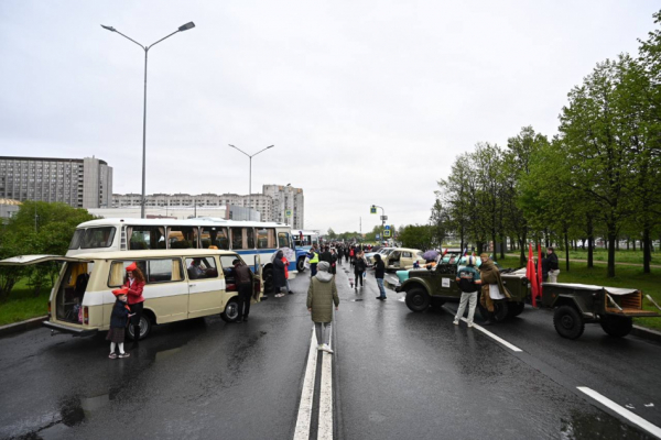 В Петербурге стартовал парад ретро-автомобилей В Петербурге стартовал парад ретро-автомобилей