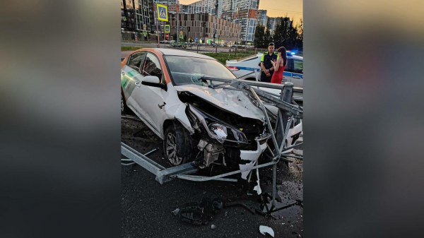В сантиметрах от трагедии: петербурженка под градусом влетела в ограждение скрываясь от патруля В сантиметрах от трагедии: петербурженка под градусом влетела в ограждение скрываясь от патруля