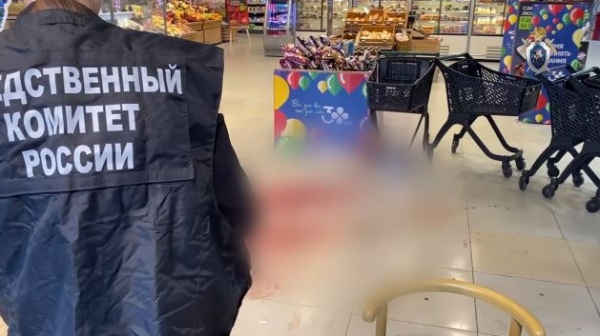 Весь пол в крови: СК показали обстановку в магазине на Парнасе, где пырнули охранника Весь пол в крови: СК показали обстановку в магазине на Парнасе, где пырнули охранника