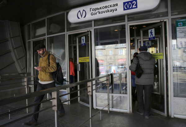 Дерево рухнуло на петербурженку возле станции метро «Горьковская» Дерево рухнуло на петербурженку возле станции метро «Горьковская»