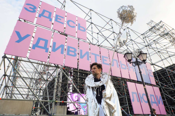 Концерт на лодке, спектакли на рынке и биеннале в квартирах: чем запомнился 15-й Выкса‑фестиваль Концерт на лодке, спектакли на рынке и биеннале в квартирах: чем запомнился 15-й Выкса‑фестиваль