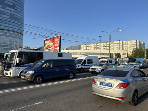 Владелец Porsche на Чкаловском проспекте совершил обгон через сплошную и теперь может лишиться водительских прав Владелец Porsche на Чкаловском проспекте совершил обгон через сплошную и теперь может лишиться водительских прав