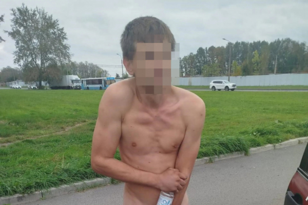 В Петербурге задержали мужчину без одежды за повреждение чужого авто В Петербурге задержали мужчину без одежды за повреждение чужого авто