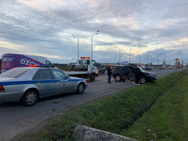 В Шушарах фургон перевернул легковушку на перекрестке ночью В Шушарах фургон перевернул легковушку на перекрестке ночью
