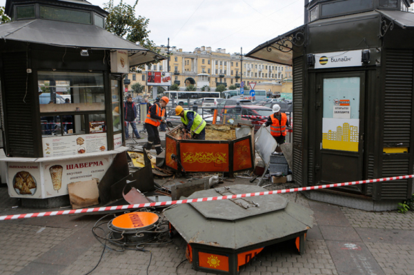 В Петербурге демонтировали два незаконных торговых объекта В Петербурге демонтировали два незаконных торговых объекта