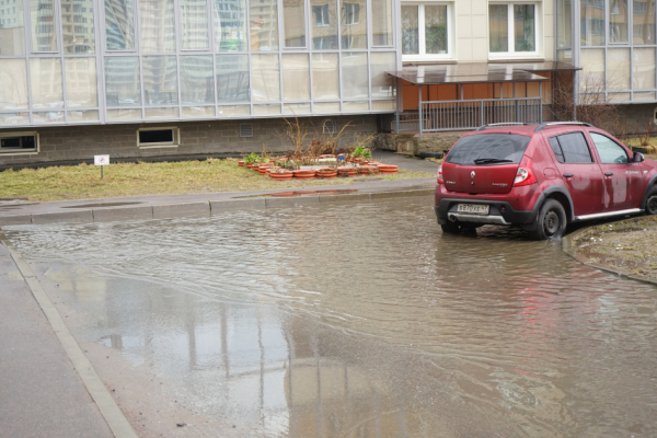 Во дворе на Советском проспекте ночью появилось водное пятно Во дворе на Советском проспекте ночью появилось водное пятно