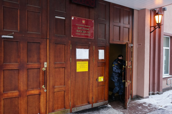 Две пощечины у бара на Просвещения обернулись для петербуржца приговором
