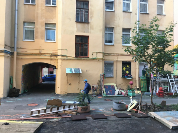 На Мойке вновь исчезла работа Ульяны Полоз с двери исторического особняка На Мойке вновь исчезла работа Ульяны Полоз с двери исторического особняка