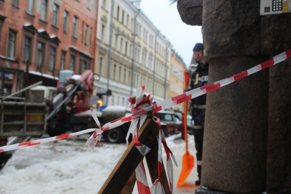 В Петербурге более тысячи дворников и техника борются со снегом на улицах В Петербурге более тысячи дворников и техника борются со снегом на улицах