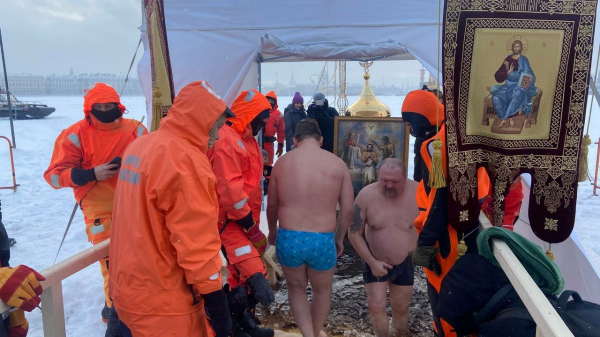 Спасатели Петербурга скорректировали время крещенских купаний Спасатели Петербурга скорректировали время крещенских купаний