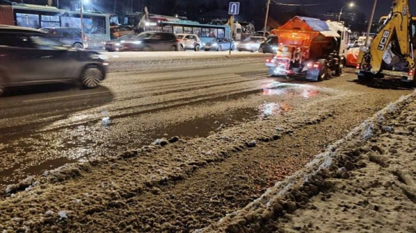 На Парашютной ликвидировали потоп &mdash; холодная вода заливала дорогу