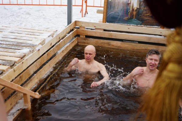 Петербуржцам рассказали, как избежать опасности на крещенских купаниях Петербуржцам рассказали, как избежать опасности на крещенских купаниях