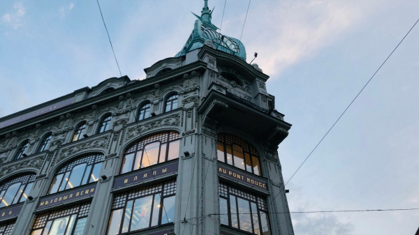 В новогоднюю ночь машины на Красном мосту атаковал буйный неизвестный
