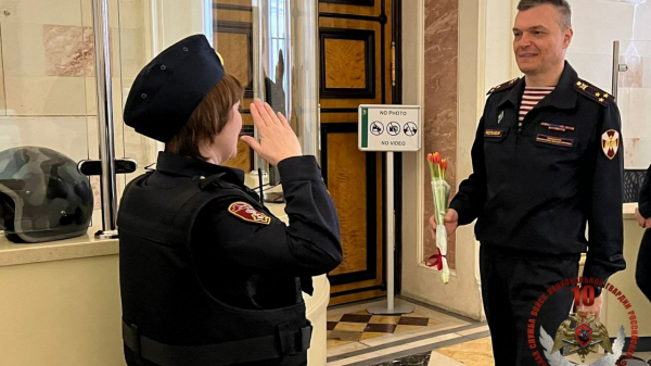 Охраняющих Эрмитаж сотрудниц Росгвардии поздравили на рабочем месте Охраняющих Эрмитаж сотрудниц Росгвардии поздравили на рабочем месте