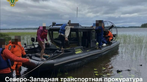 Двух так и не нашли: прокуратура заинтересовалась попавшими в шторм на Ладожском озере 14 туристами Двух так и не нашли: прокуратура заинтересовалась попавшими в шторм на Ладожском озере 14 туристами