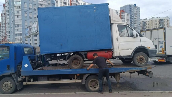 Продавцы арбузов лишились своей «Газели» за незаконную торговлю в Петербурге Продавцы арбузов лишились своей «Газели» за незаконную торговлю в Петербурге