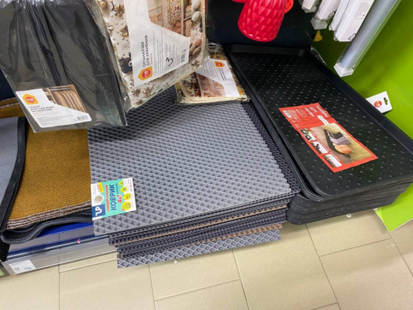 Резиновый коврик из Fix Price превращается в полезную подложку для дома