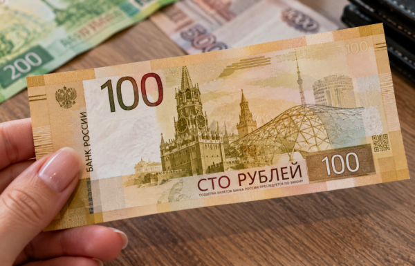 Новые сторублевые купюры продают за тысячи рублей: какие номера привлекают коллекционеров
